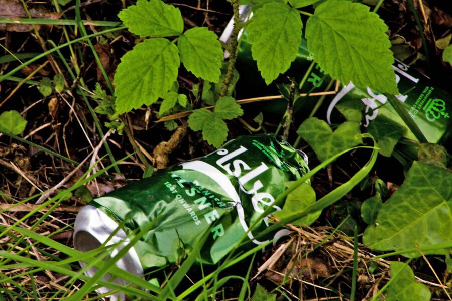 Latas tiradas en la naturaleza