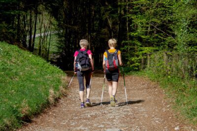 Dos niños practicando la caminata nórdica