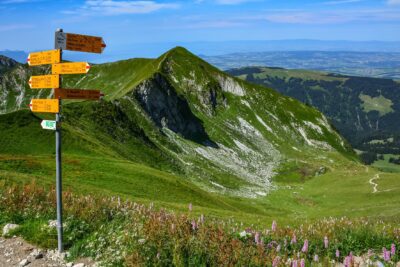 Indicadores en zona de montaña - Encontrar rutas de senderismo cercanas