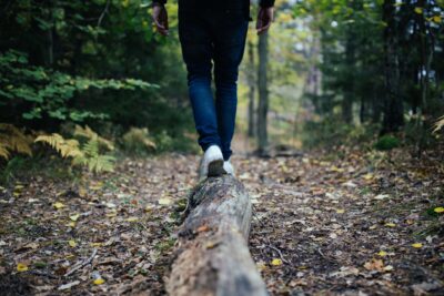 Equilibrio y coordinación, caminando sobre un troco caído