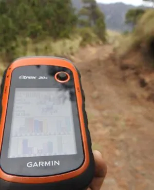 Explorador usando un GPS Garmin