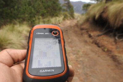 Explorador usando un GPS Garmin