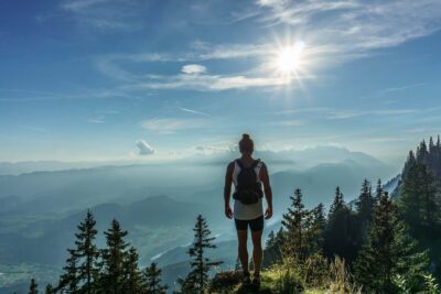 Mujer contemplando el paisaje - Senderismo y bienestar