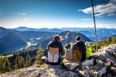 Familia contempla el paisaje durante una jornada de senderismo.