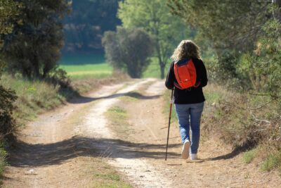 Mujer practicando el senderismo en solitario