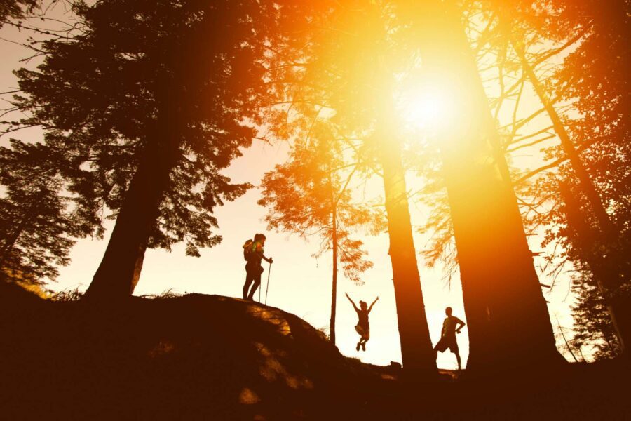 Tres senderistas en un día soleado